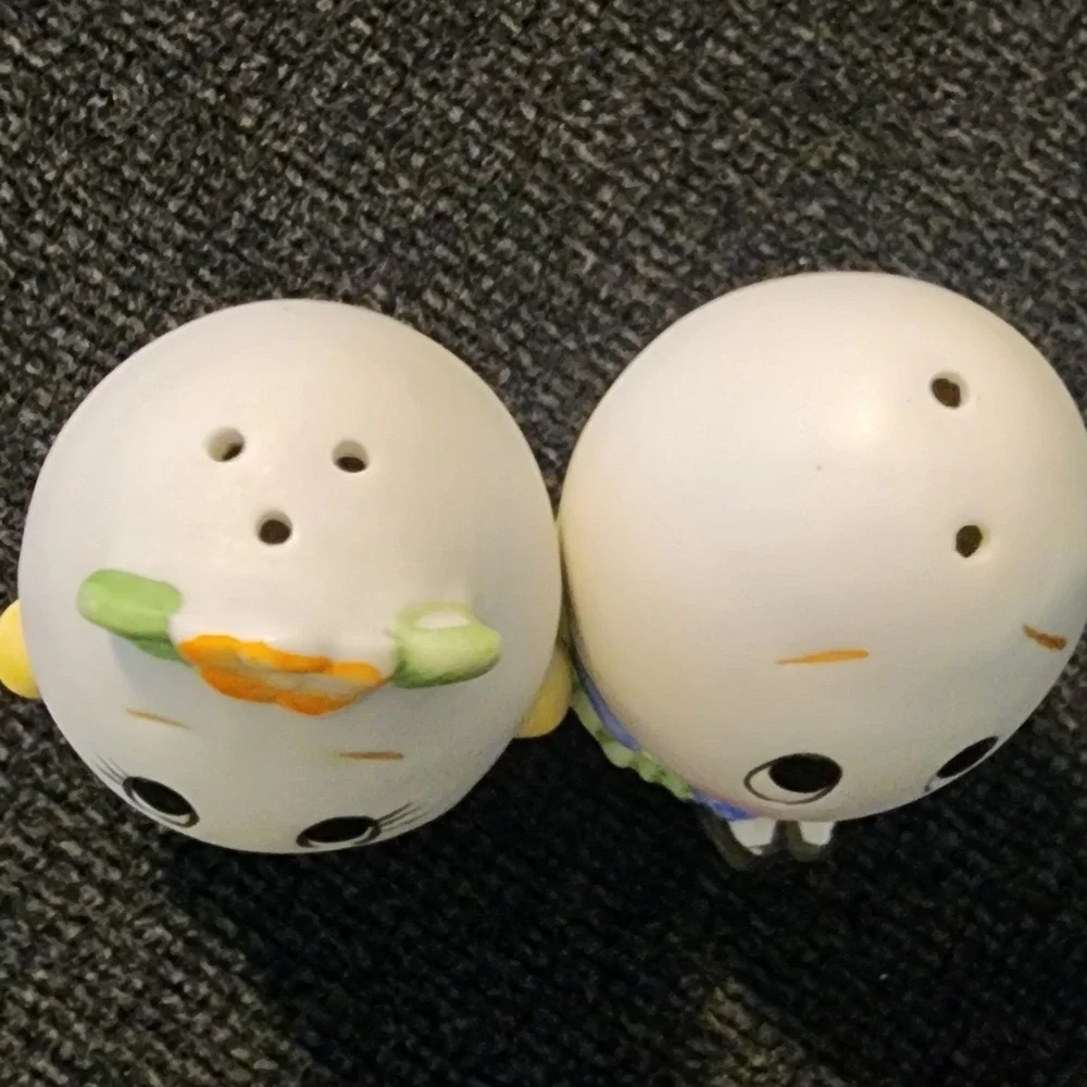 Vintage  EGG Salt Pepper Shakers Anthropomorphic Mr Mrs Humpty Dumpty